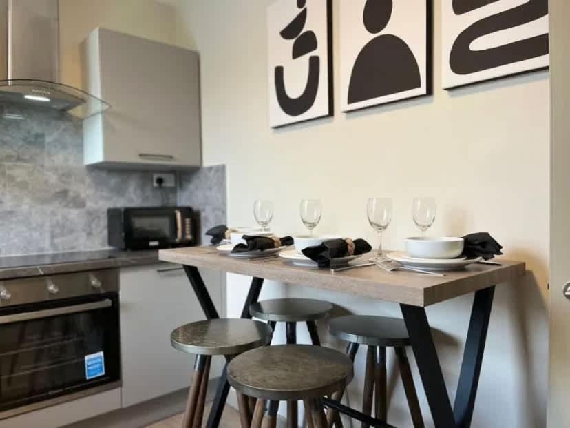Apartment Netflix Heart Of Battersea Wd Self Check-in Desk