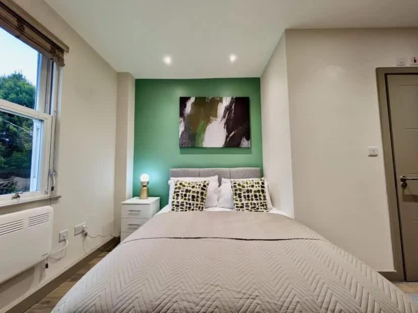 Netflix Heart Of Battersea Wd Self Check-in Desk * London