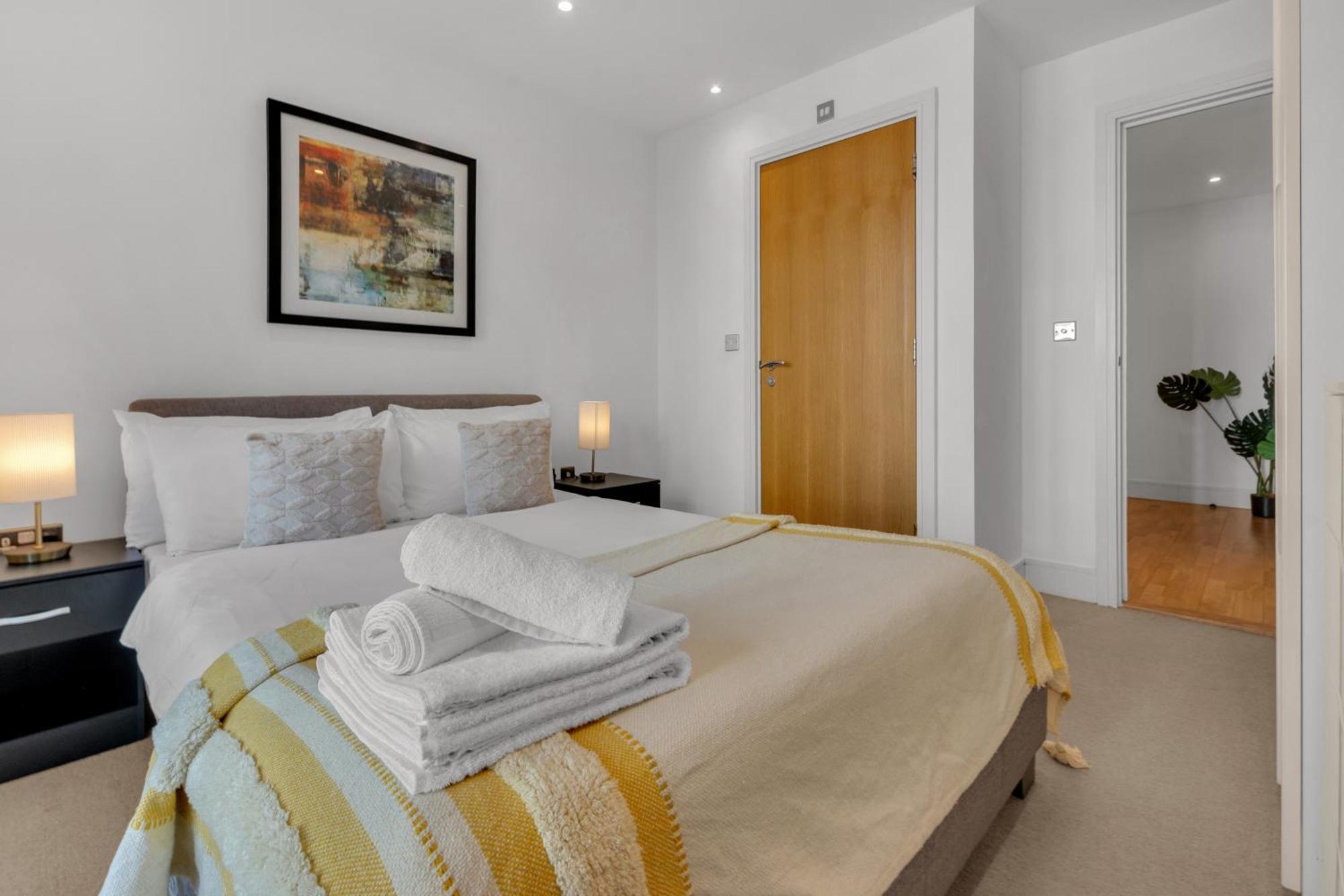 Mysquare Two Bedroom Serviced In Indescon Square * London