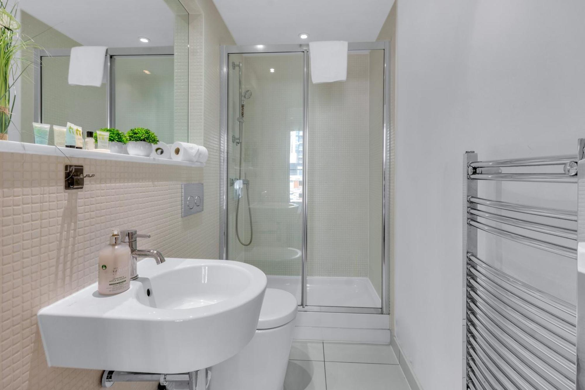 Mysquare Two Bedroom Serviced In Indescon Square Apartment *