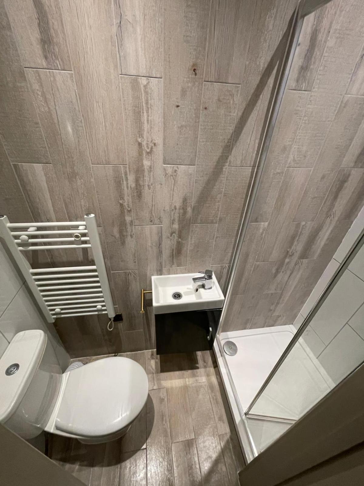 Letzi Private En-suite Near Wembley Gæstehus London