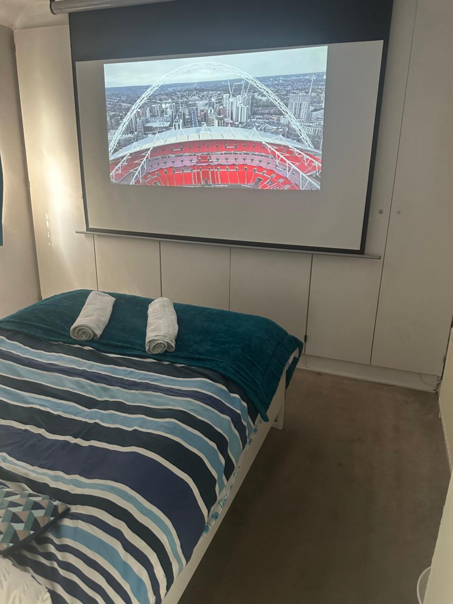 Private Cinema Minutes From Wembley Stadium Rum i privatbostad London