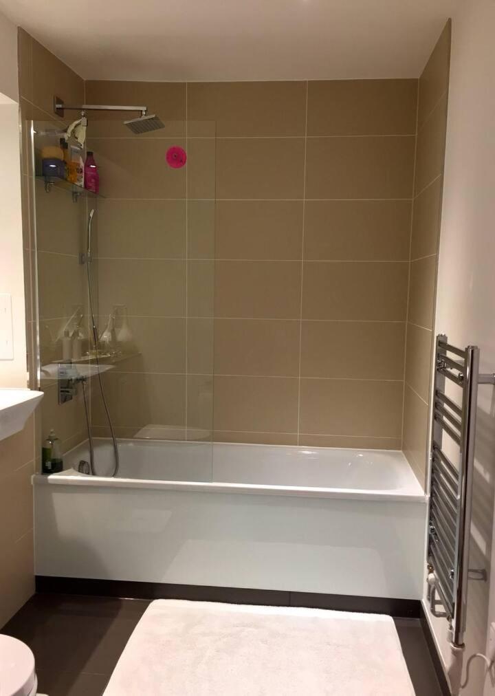 Modern Stylish Double Bedroom In Canary Wharf Homestay London