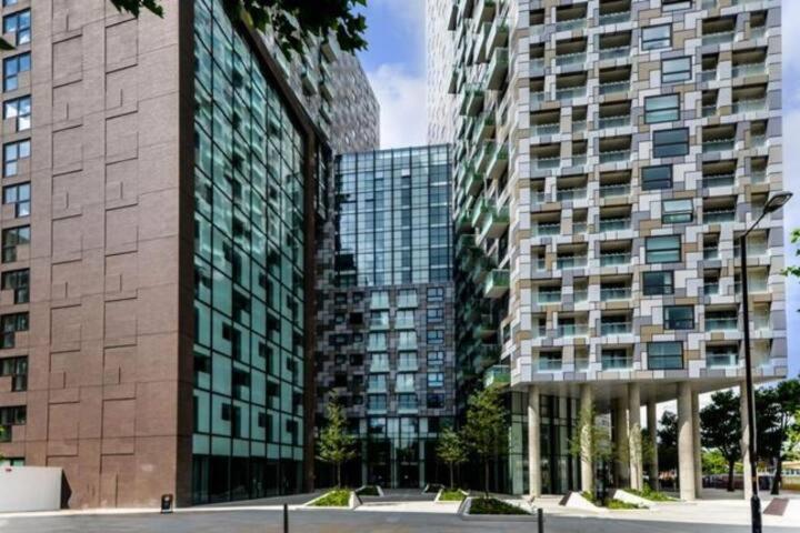 Modern Stylish Double Bedroom In Canary Wharf