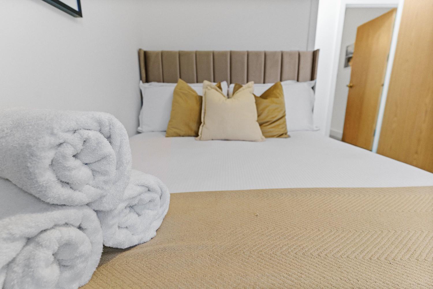 Apartment Affordable Studio, 1, 2 And 3 Bed In E14 *