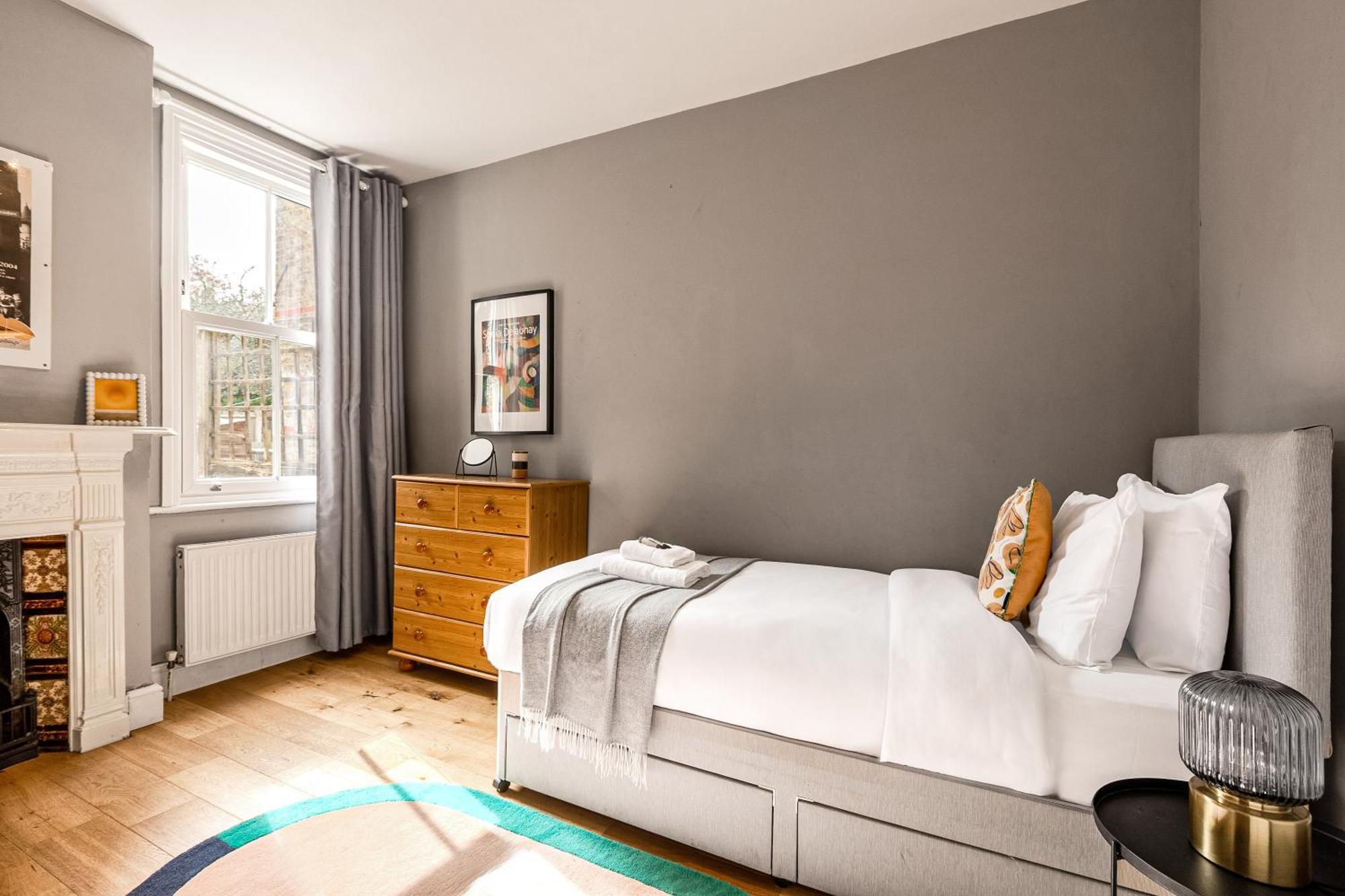 Apartment 2-br Gem In Leafy Sydenham Area With Private Garden