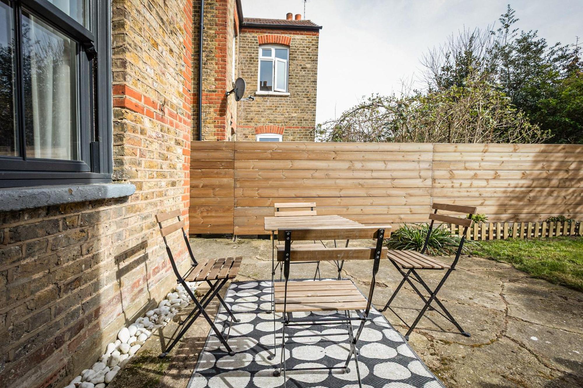 Apartment 2-br Gem In Leafy Sydenham Area With Private Garden *