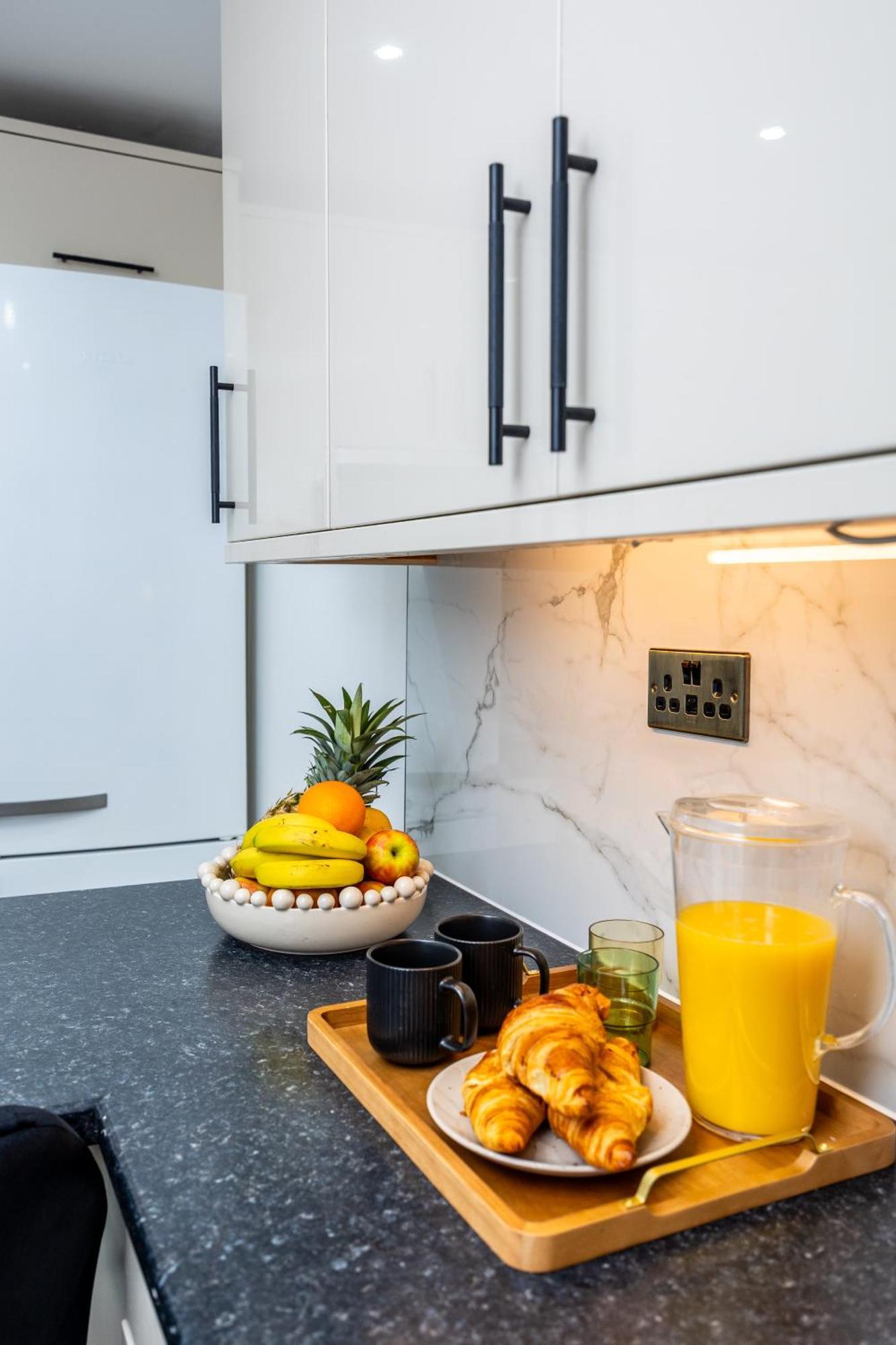 Modern 4 Bed Flat Prime Location Lägenhet *