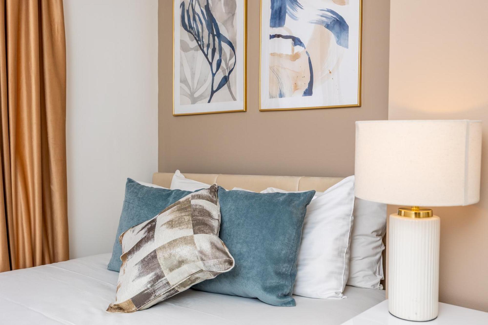Modern 4 Bed Flat Prime Location Lägenhet London