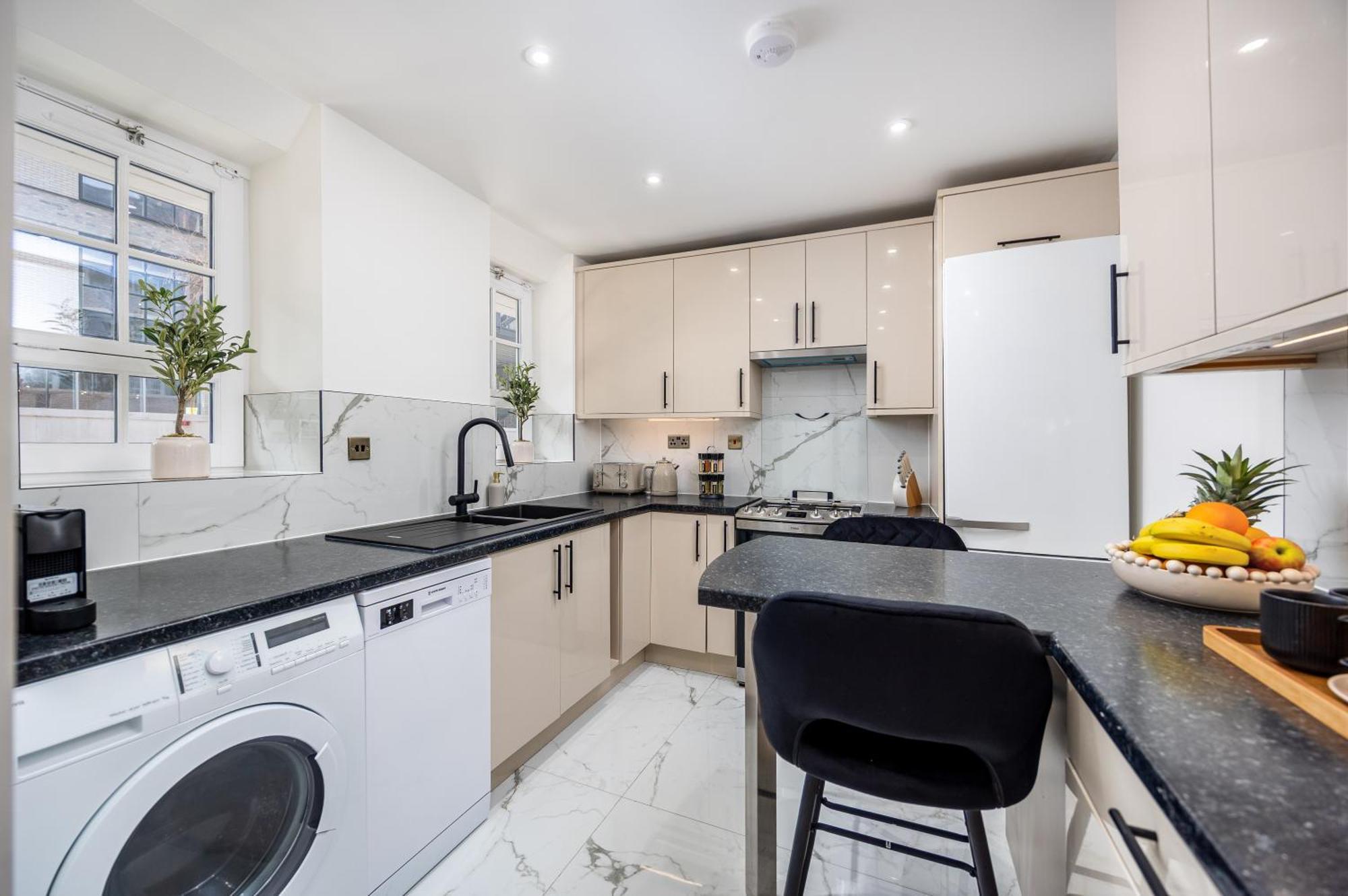 Modern 4 Bed Flat Prime Location Lägenhet