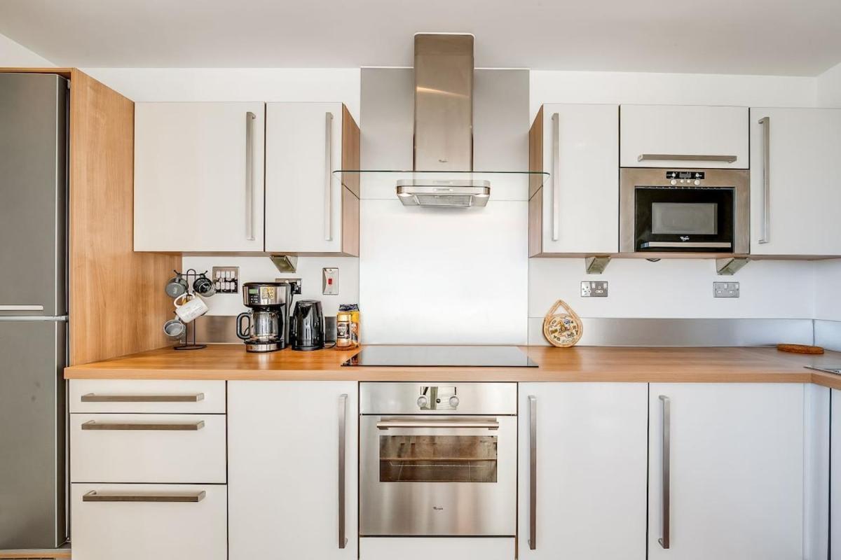 1br Riverside Stunning Thames View Near O2 London