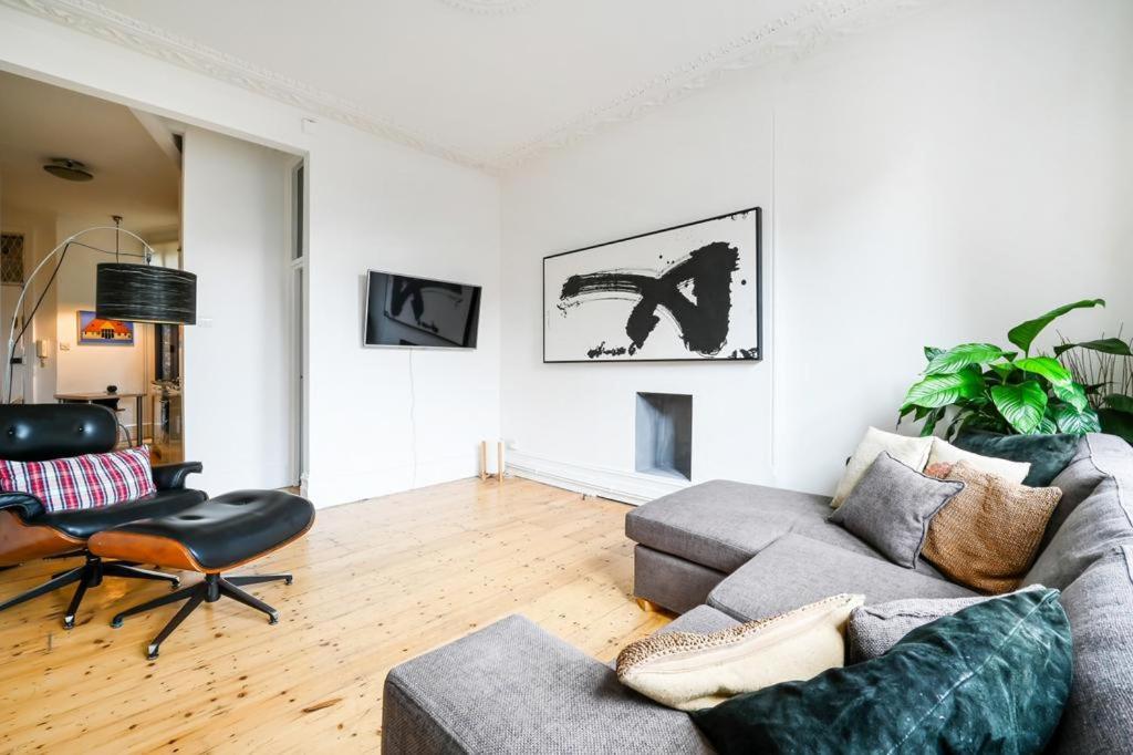 Stylish 2 Bedroom In The Heart Of Soho Walk To Cafes & Attractions!