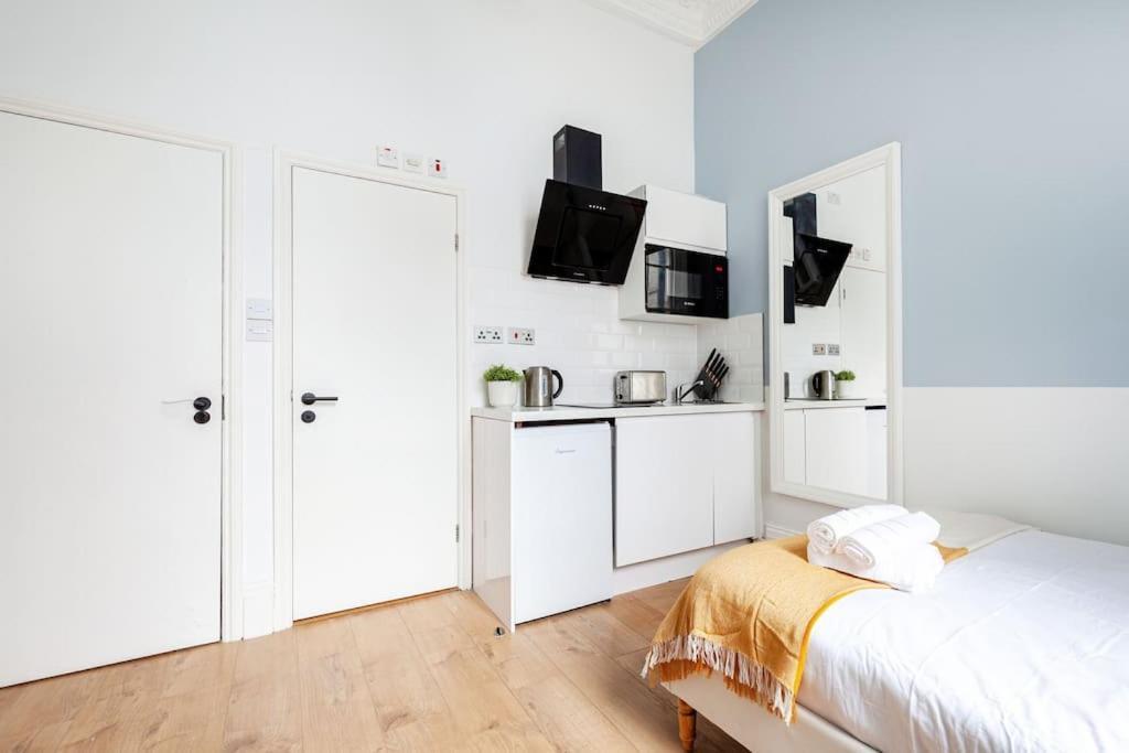 Appartement Near Queensway *