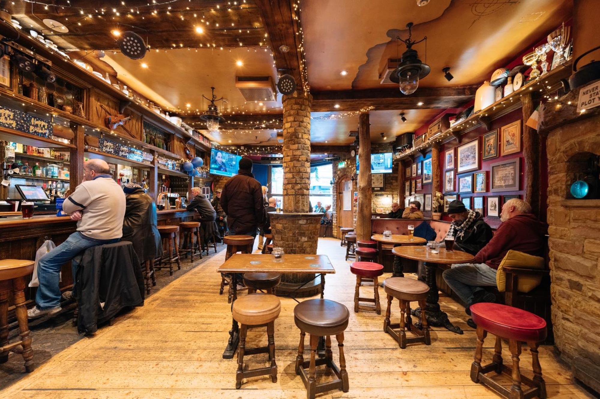 The Crown Pub & 4*