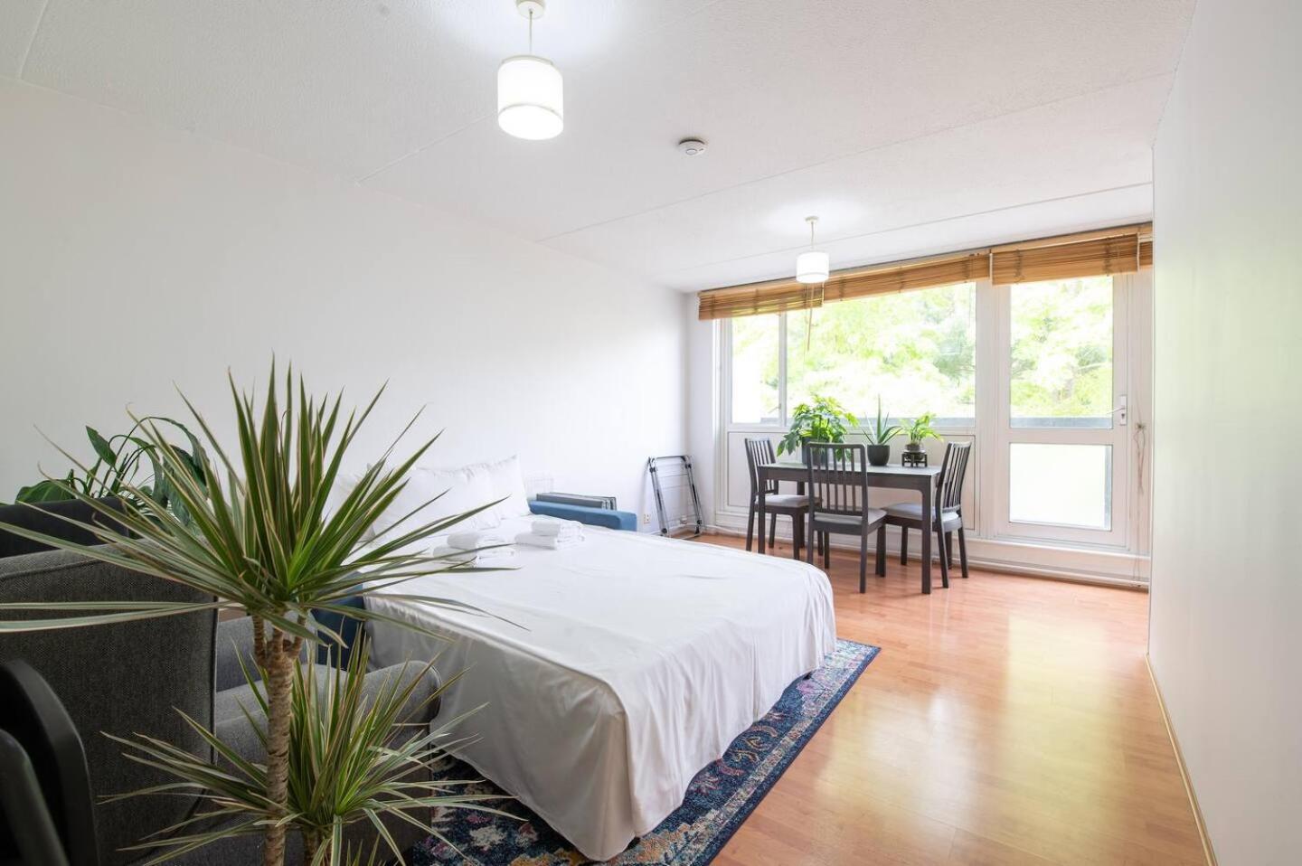 Pass The Keys Whitechapel With Balcony Apartment *