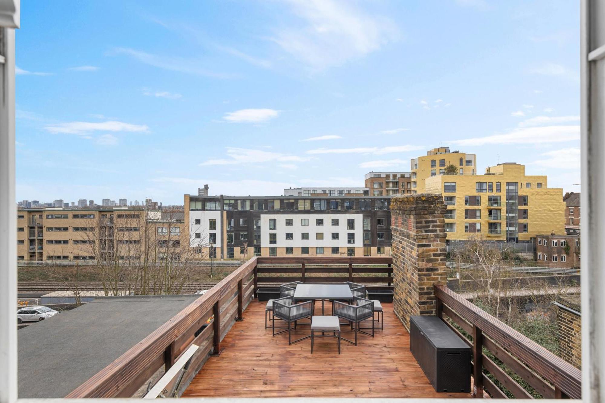Apartment Modern 3br In London, Huge Terrace & Sleeps 10 *