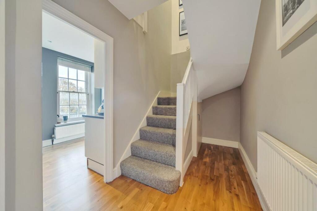 Leilighet Stunning Flat Close To With Office