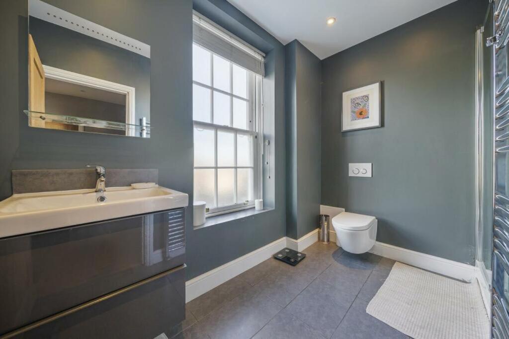 Stunning Flat Close To With Office Leilighet *