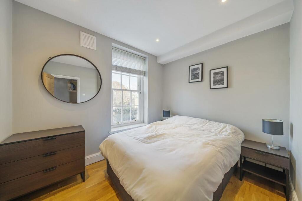 Stunning Flat Close To With Office