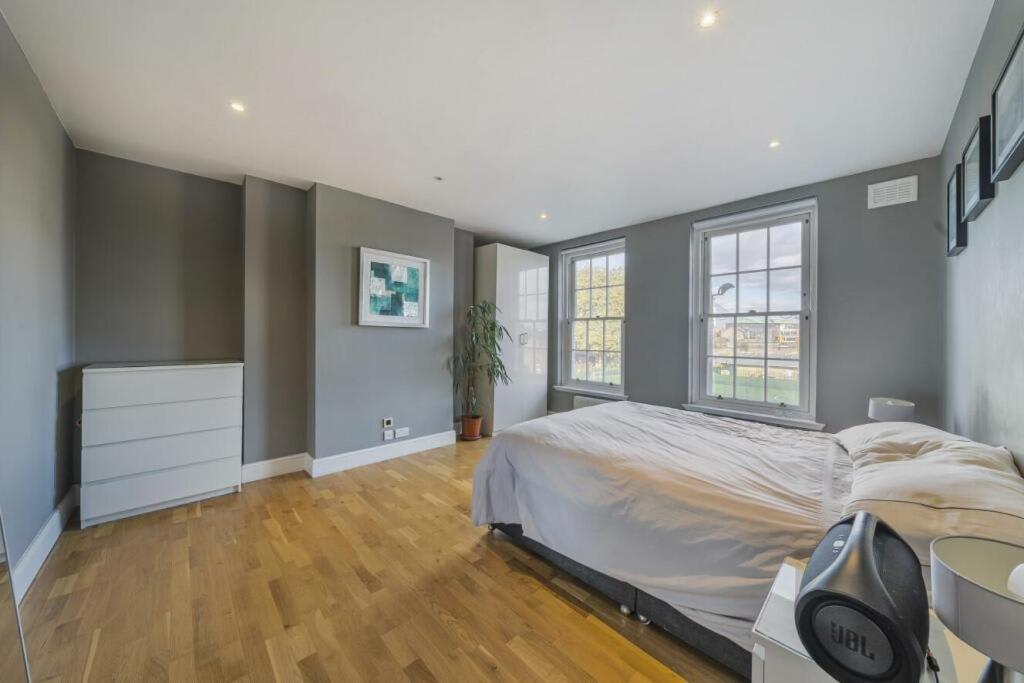 Stunning Flat Close To With Office Leilighet *