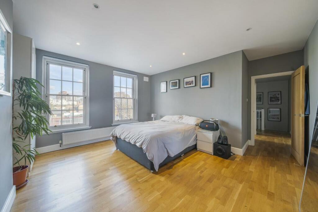 Stunning Flat Close To With Office