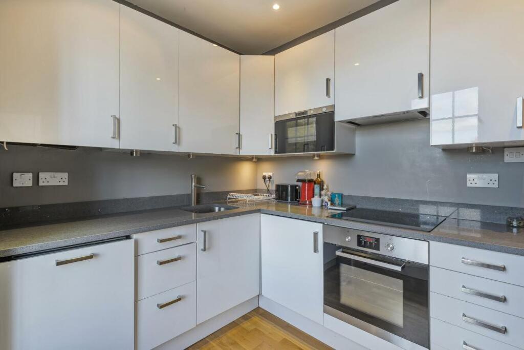Stunning Flat Close To With Office Leilighet