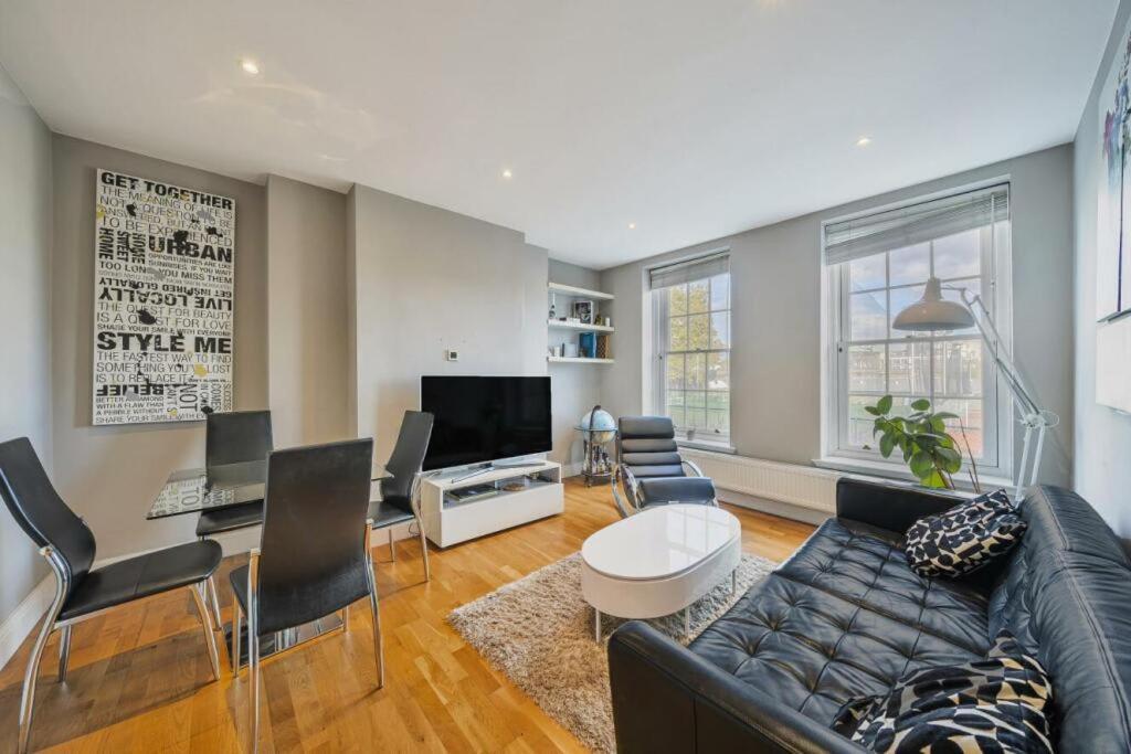 Stunning Flat Close To With Office Leilighet *