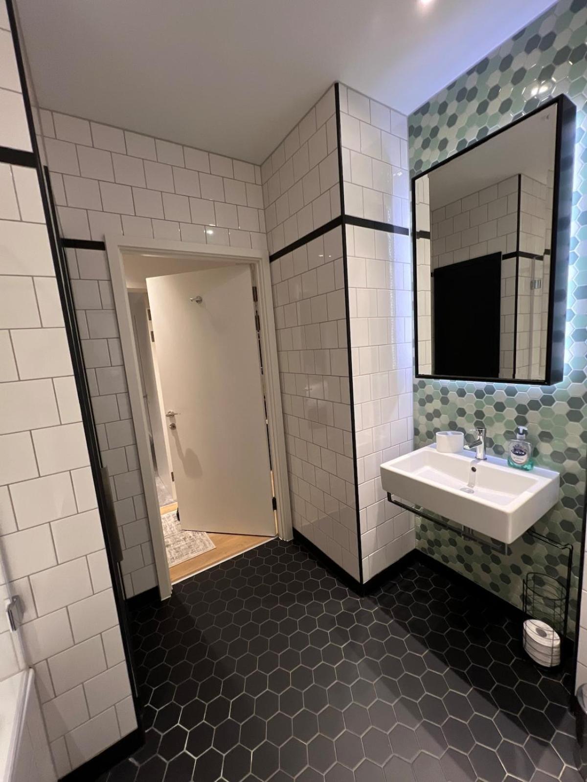 Modern Two Bedroom * London