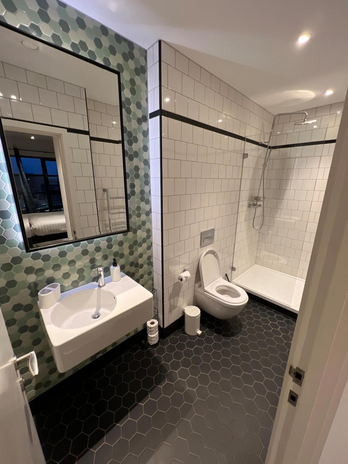 Modern Two Bedroom * London