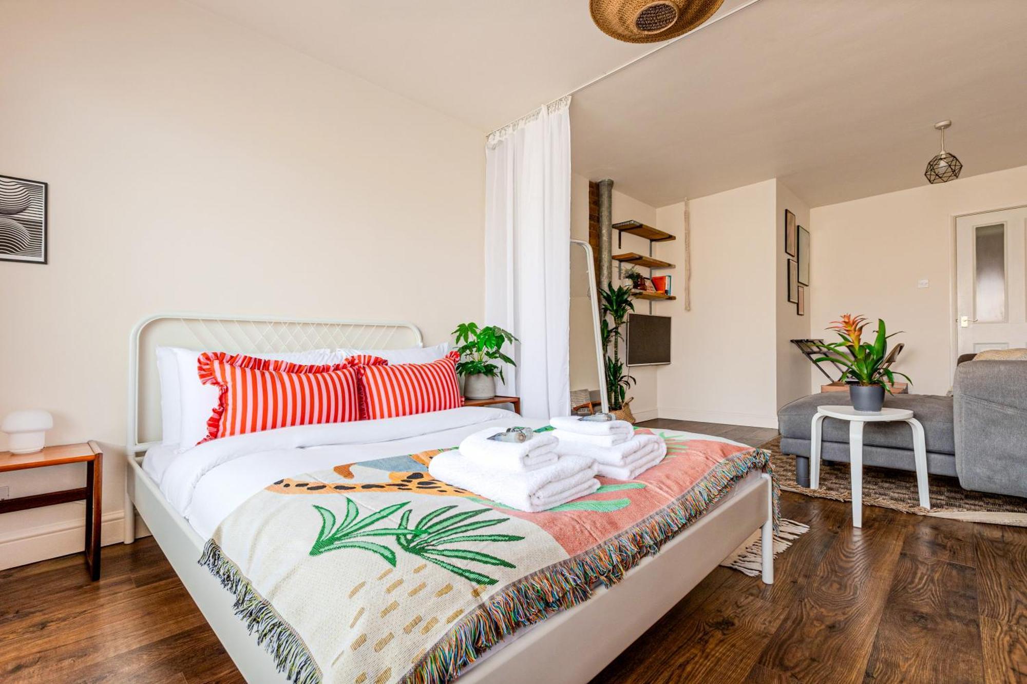 Dreamy Leytonstone 5 Min To Tube * London
