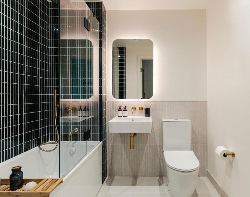 Leilighet Luxury 1 Bed Riverside With Sky Lounge *
