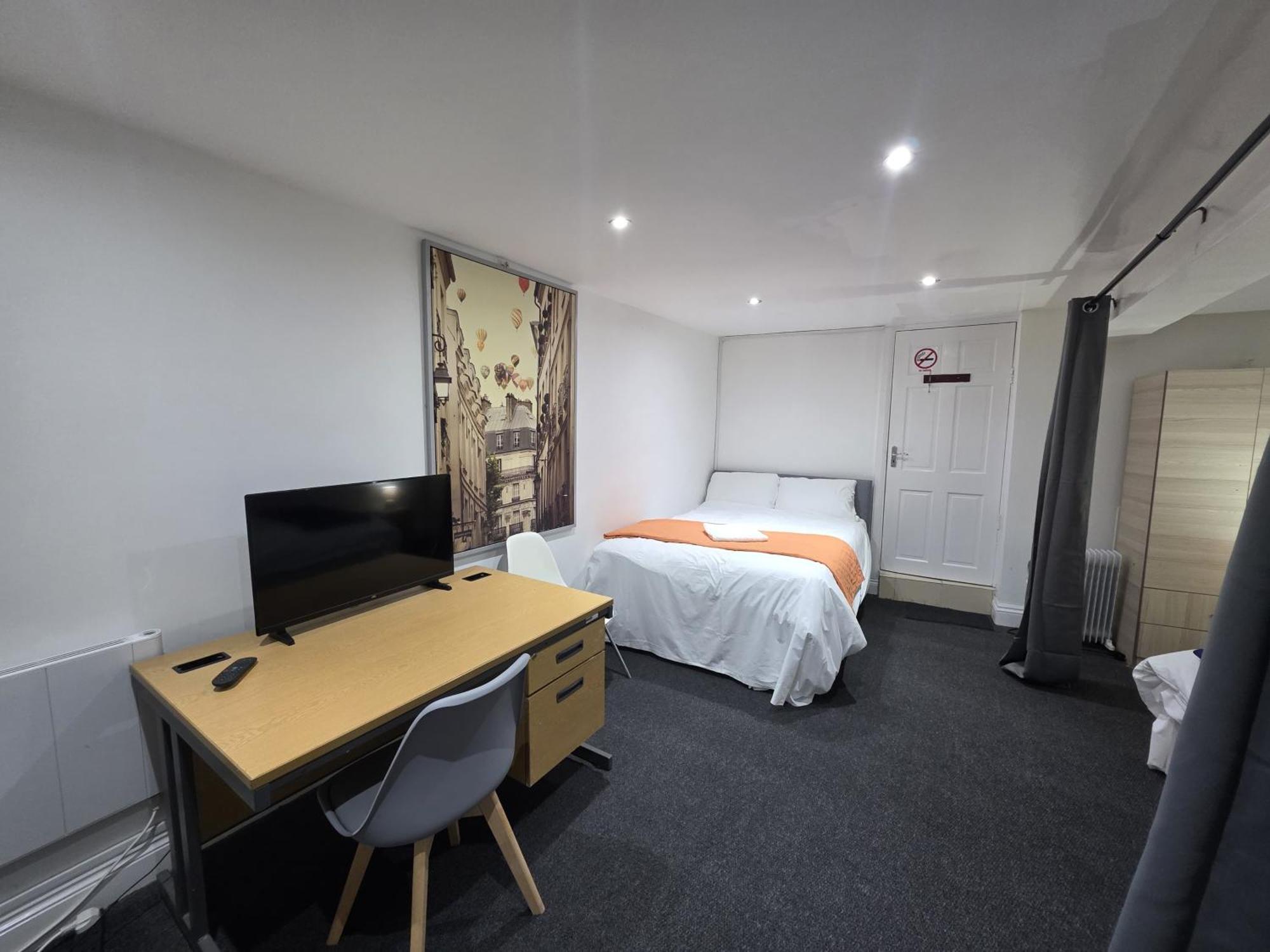 Spacious 3-bedroom Near Stratford, 1 Minute From Train Station Apartment *