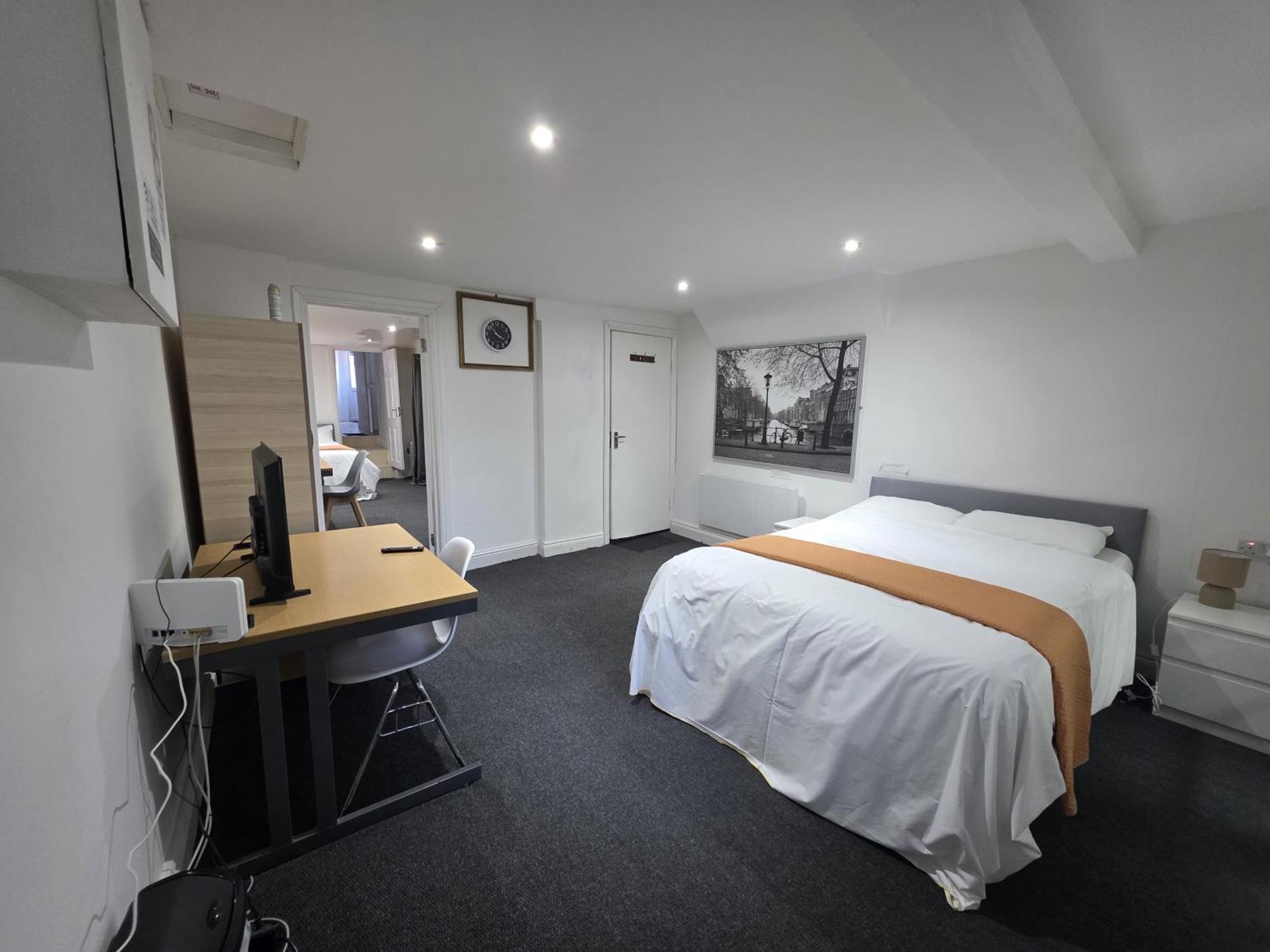 Spacious 3-bedroom Near Stratford, 1 Minute From Train Station Apartment