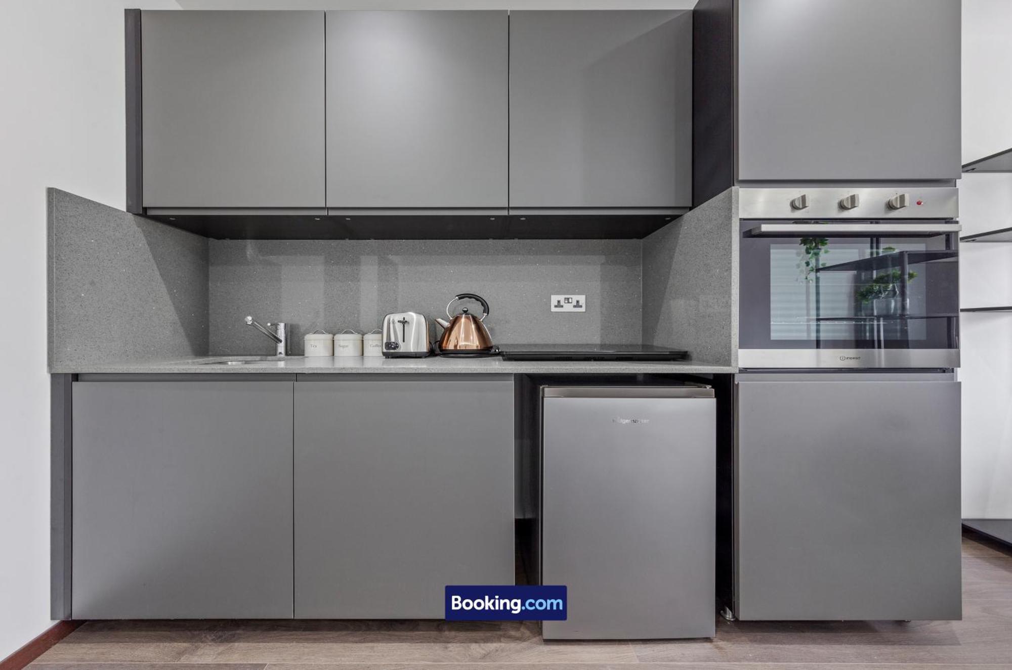 Stylish By Smart Short Lets & Serviced Woodstock With Free Wifi London