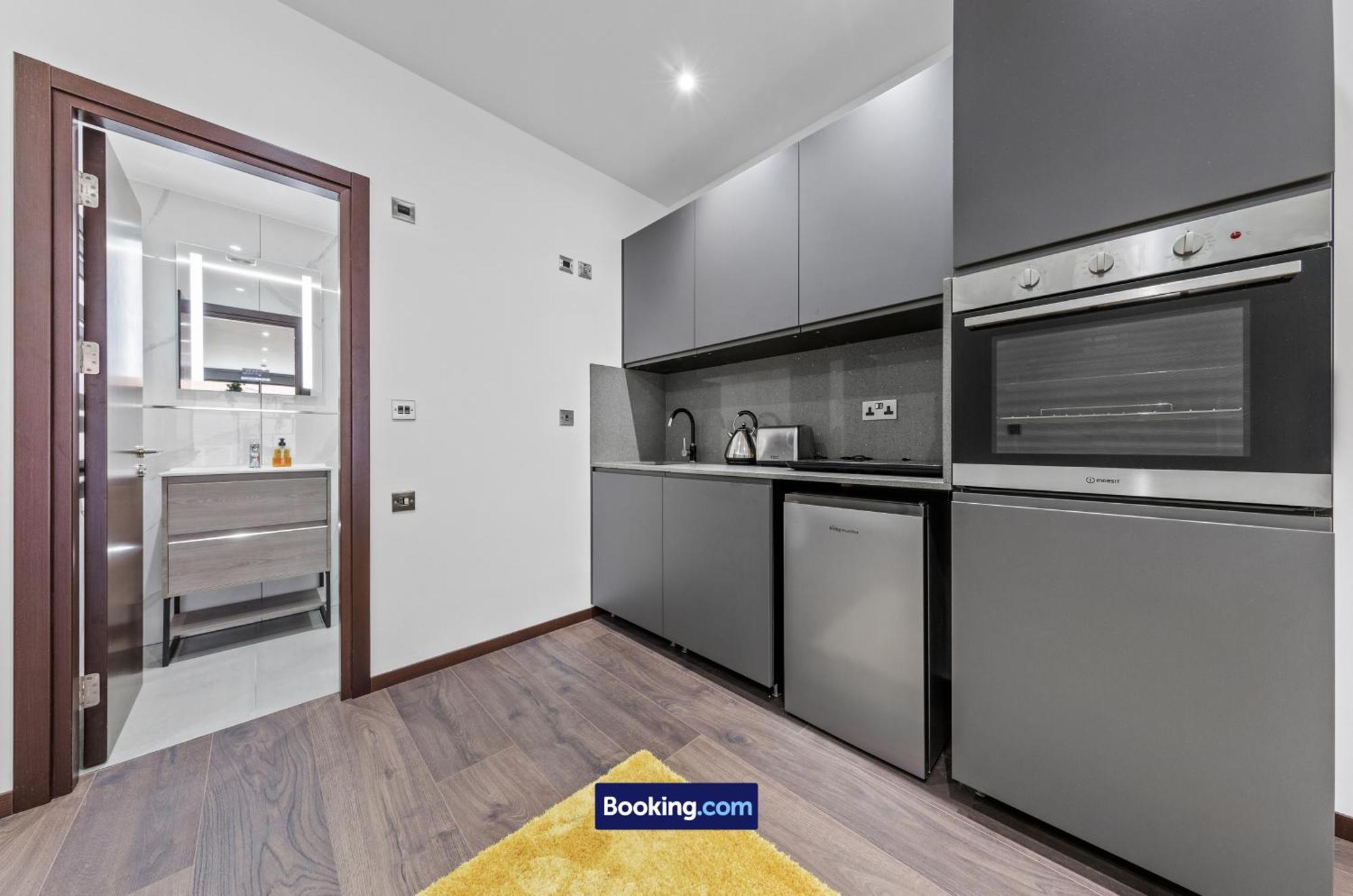 Stylish By Smart Short Lets & Serviced Woodstock With Free Wifi Apartment