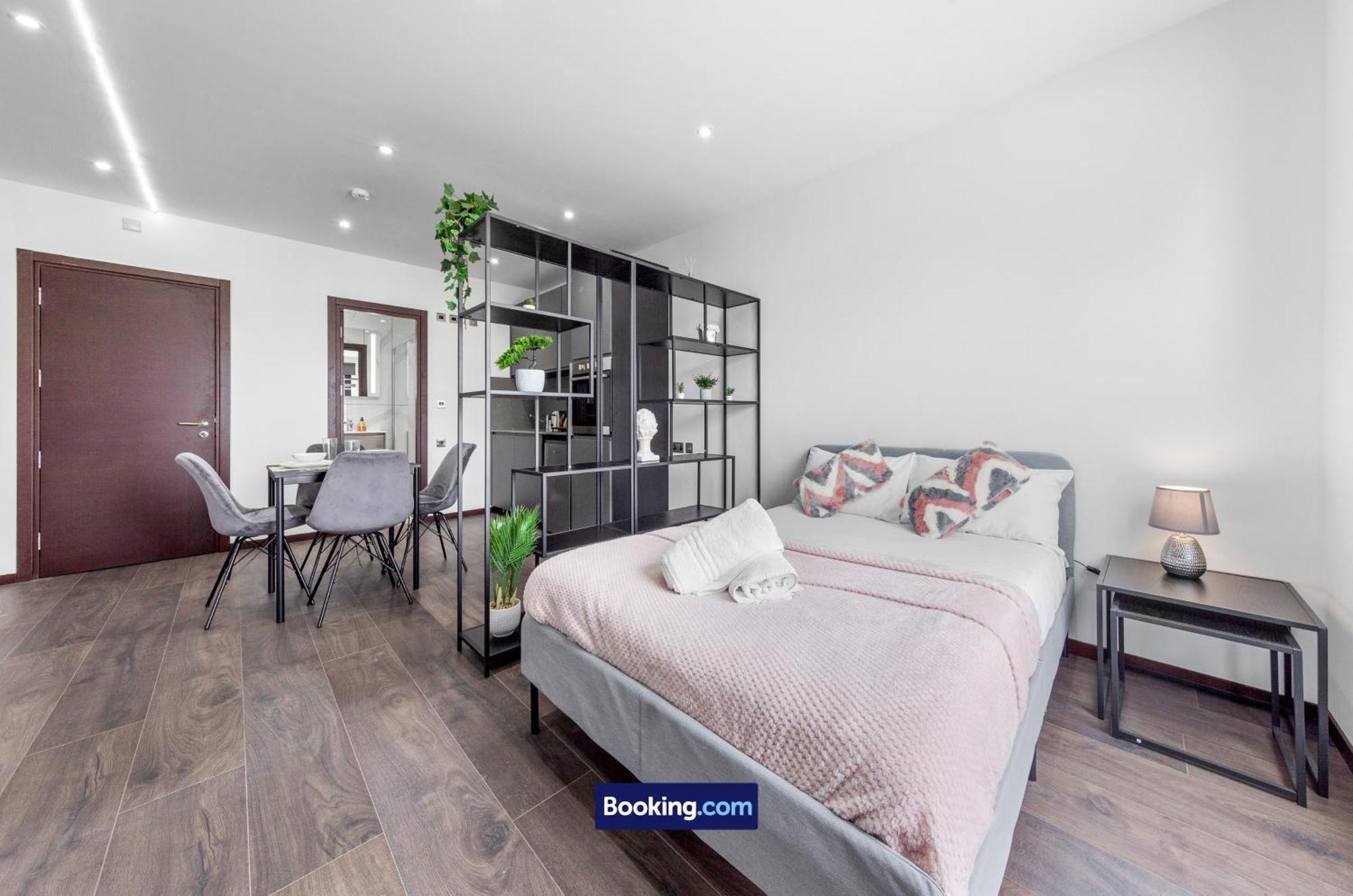 Stylish By Smart Short Lets & Serviced Woodstock With Free Wifi Apartment *