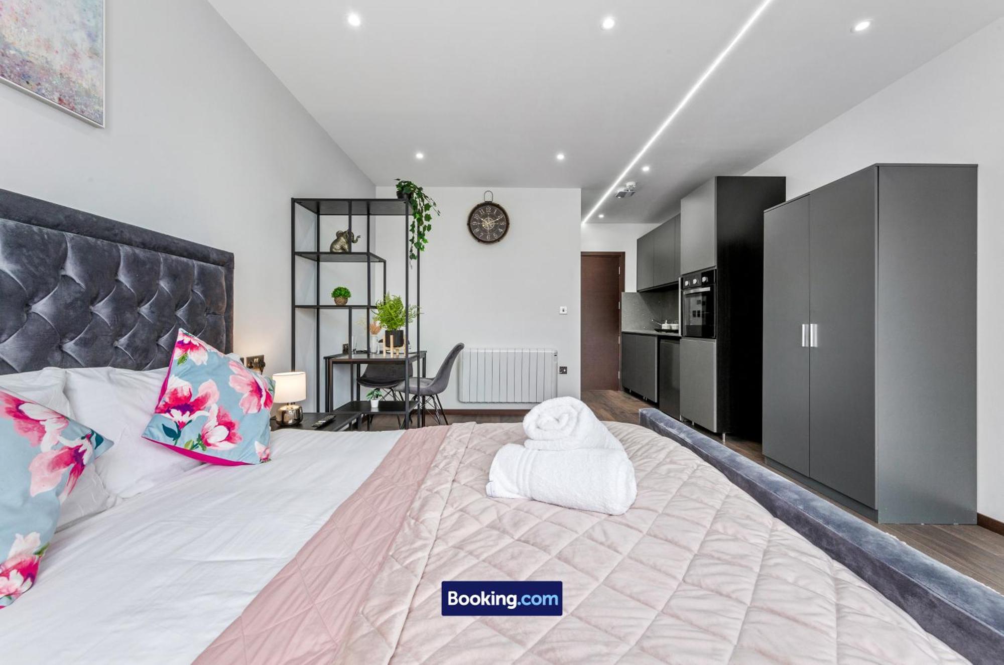 Stylish By Smart Short Lets & Serviced Woodstock With Free Wifi Apartment