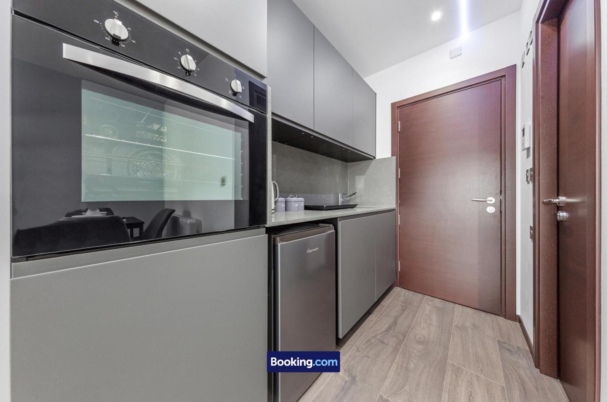 Stylish By Smart Short Lets & Serviced Woodstock With Free Wifi London
