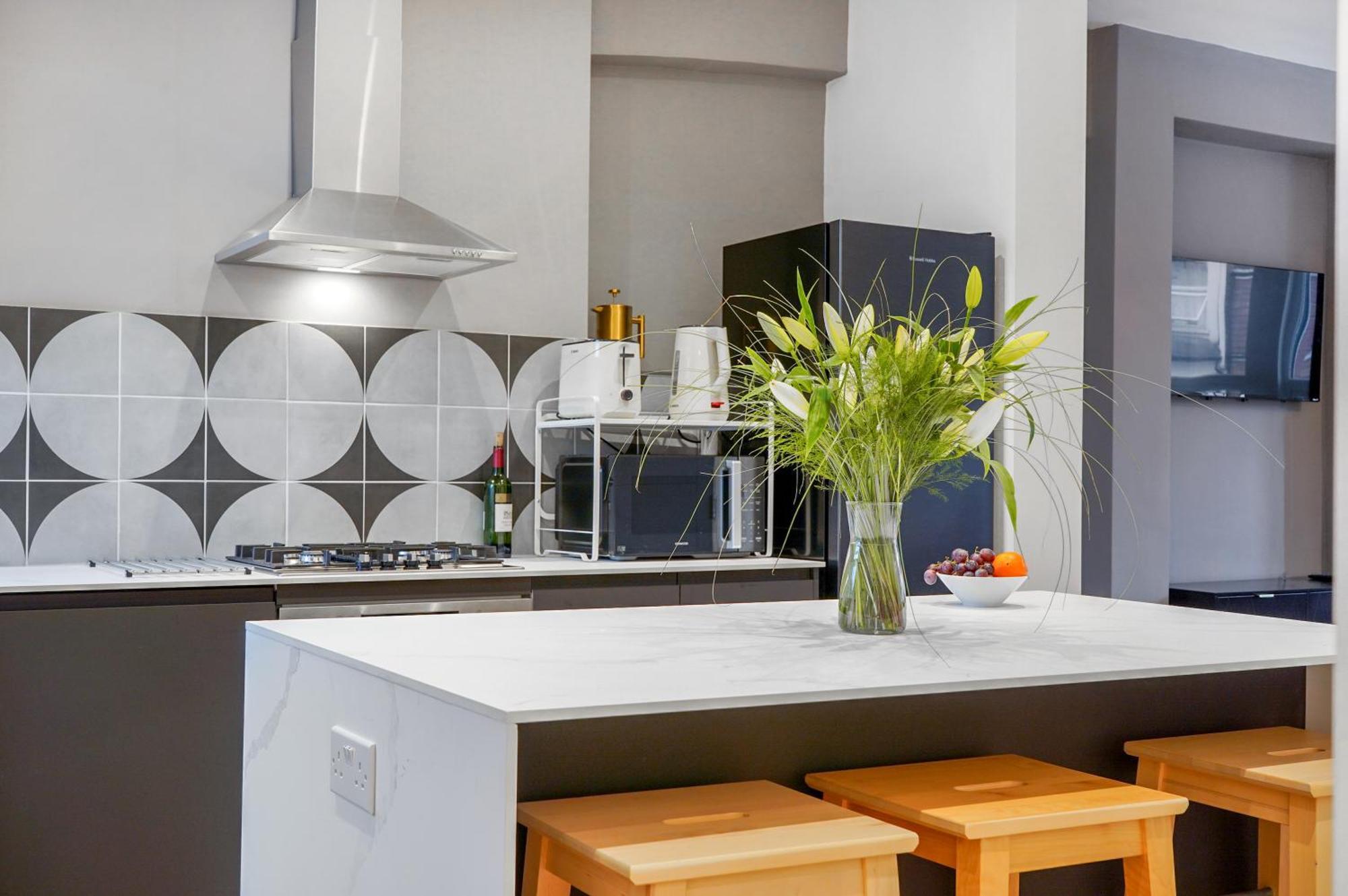 Bright Stylish North Retreat Apartment London