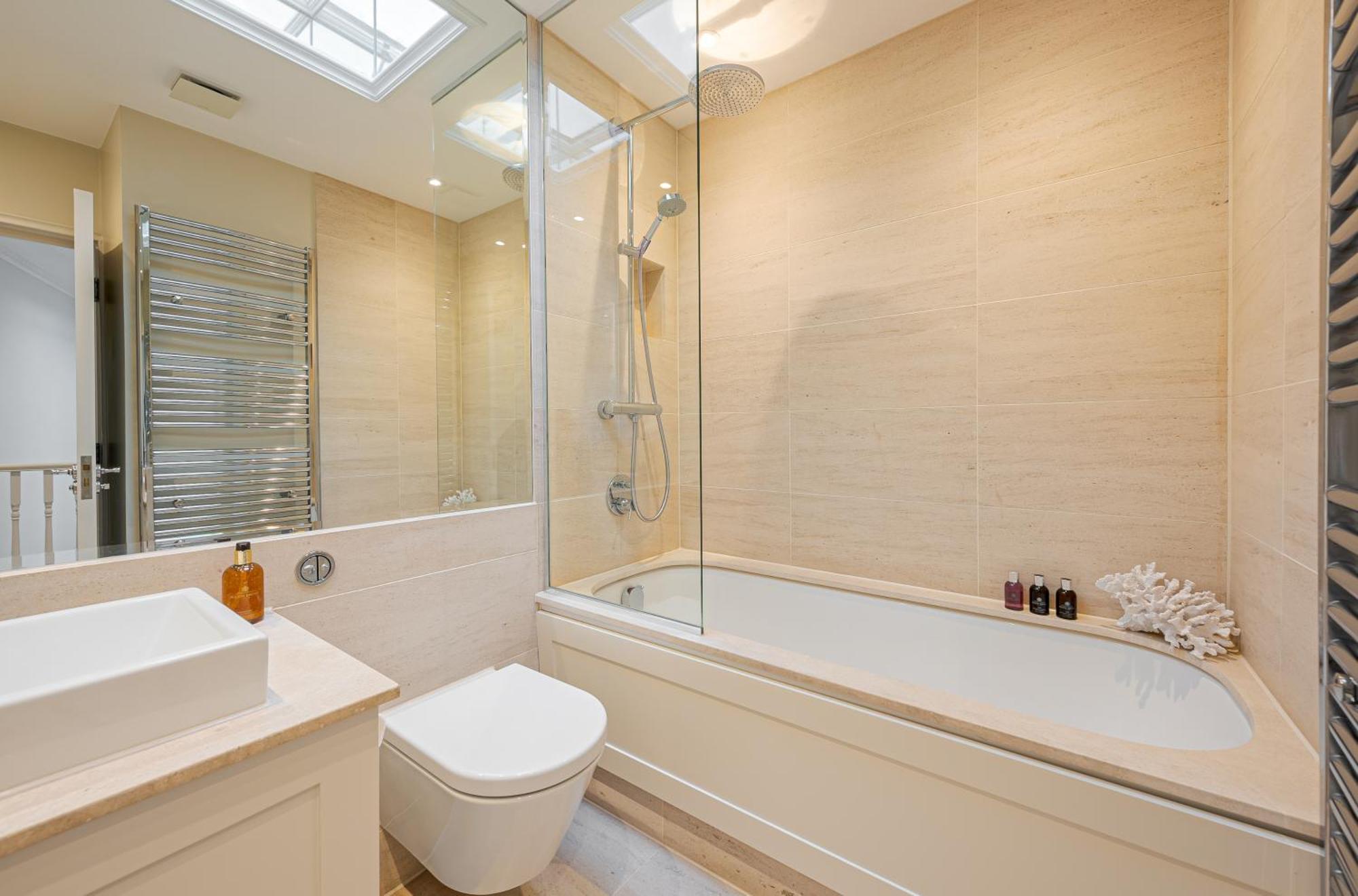 Modern 3 Bedroom Luxury House With Garage In Appartamento Londra