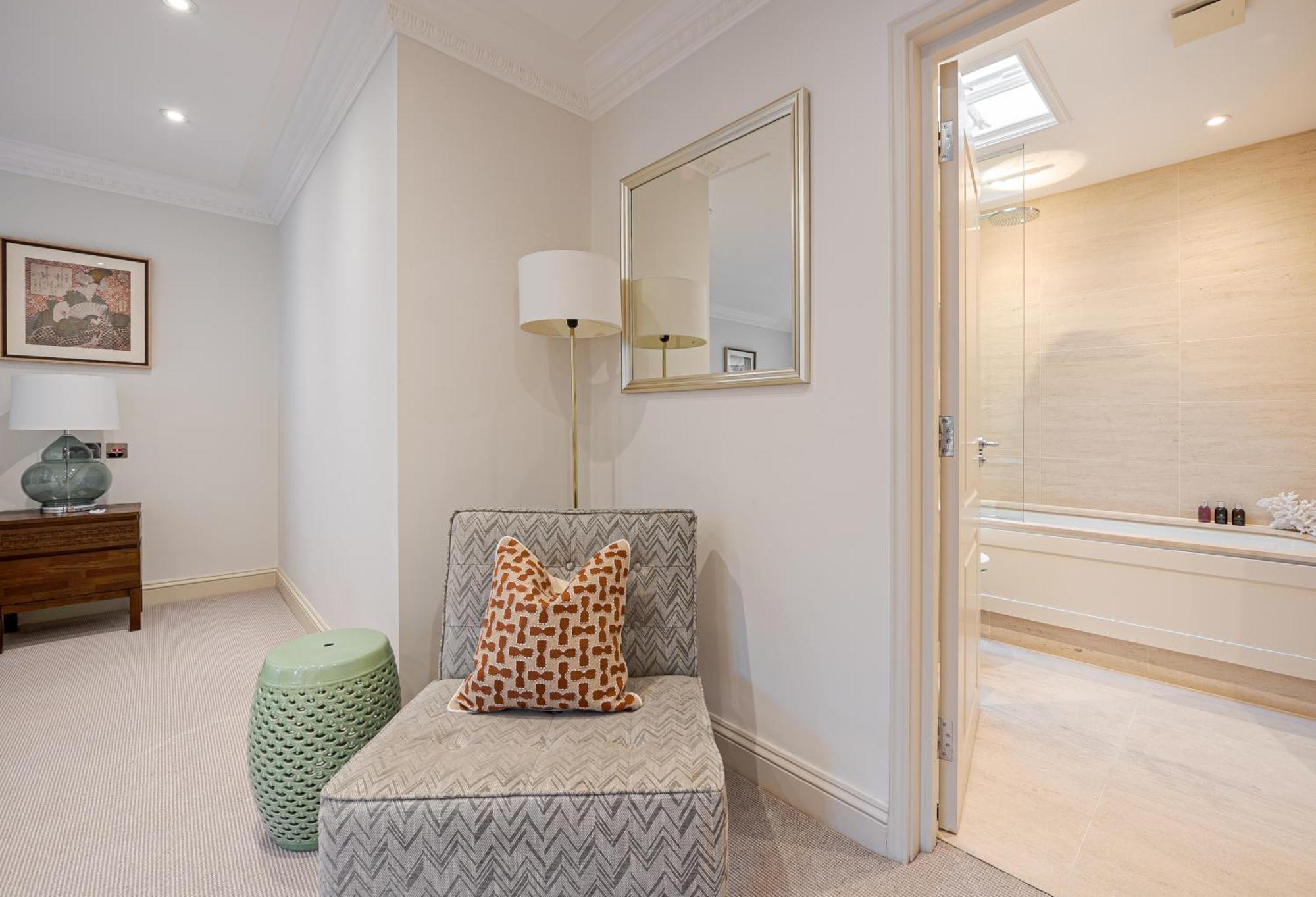 Modern 3 Bedroom Luxury House With Garage In Leilighet