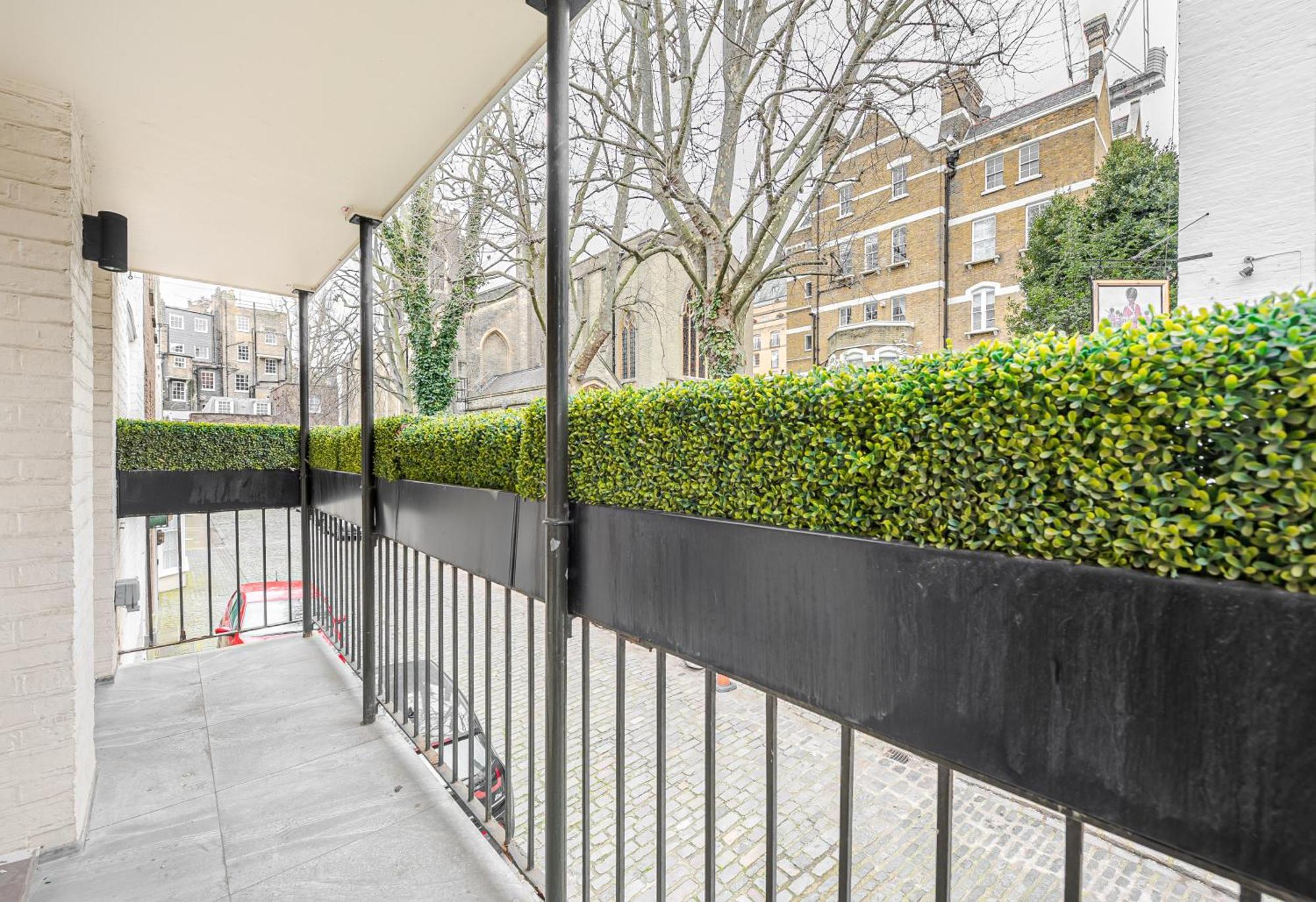 Modern 3 Bedroom Luxury House With Garage In Londra