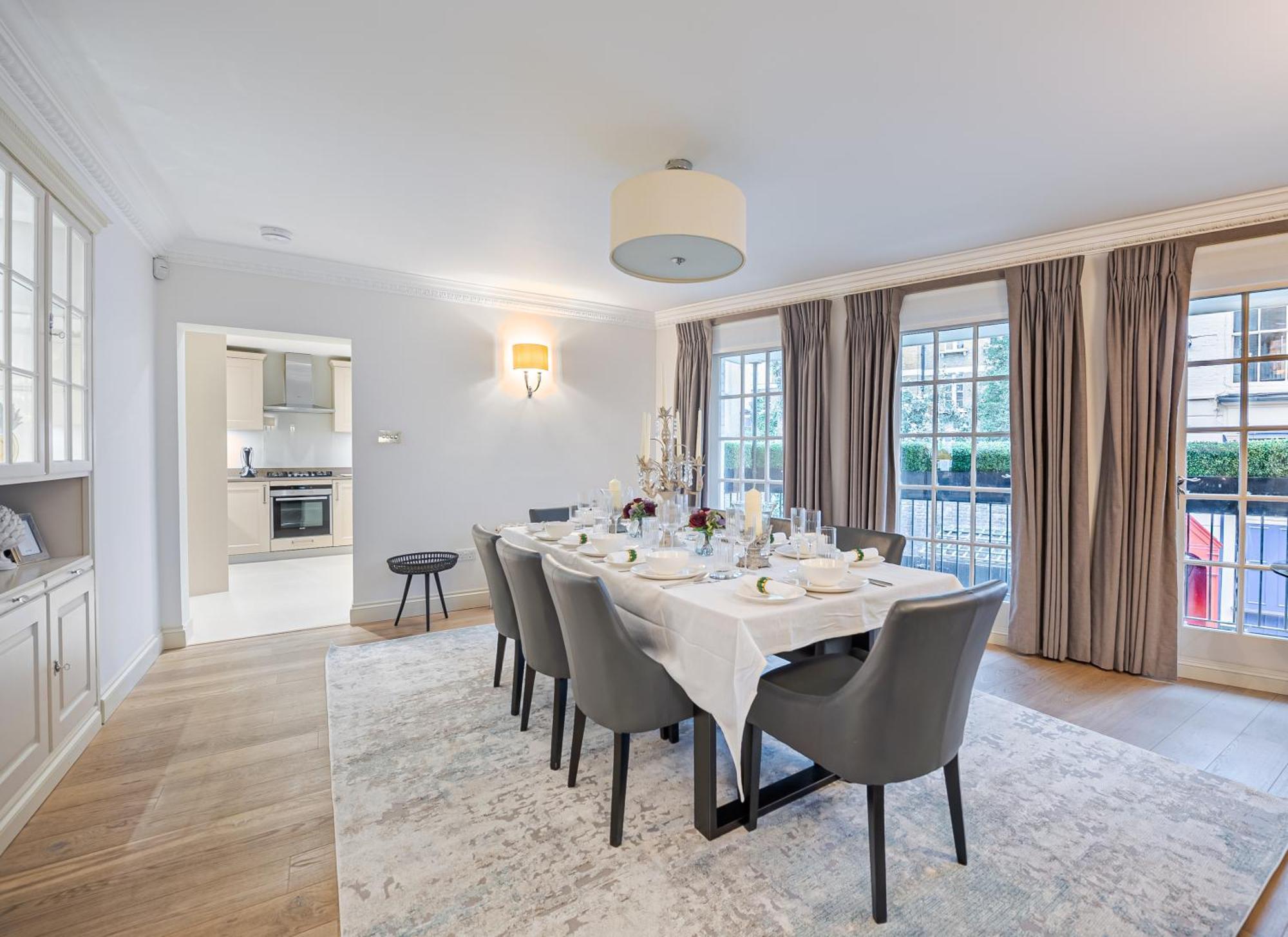 Modern 3 Bedroom Luxury House With Garage In Leilighet