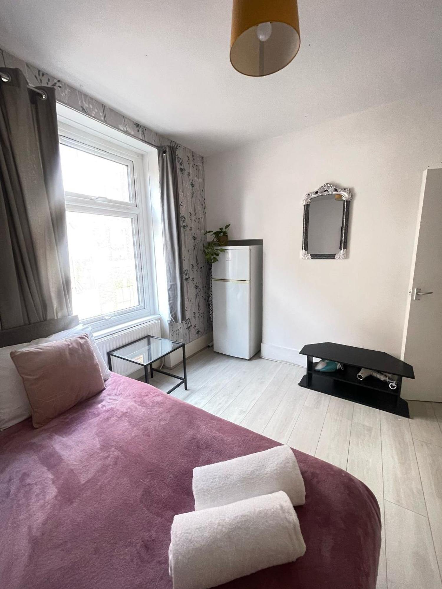 Lovely 2 Bed Flat 2 Floor Miles Lejlighed London