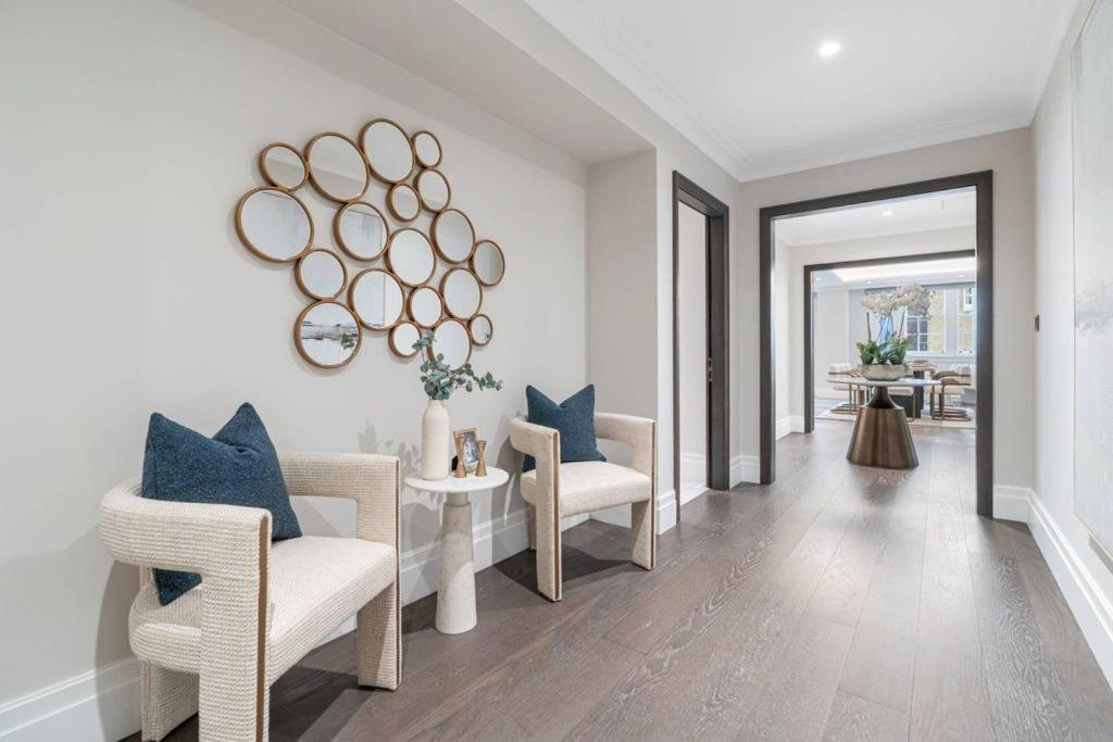 4 Bedrooms Of Comfort And Style In Leilighet London