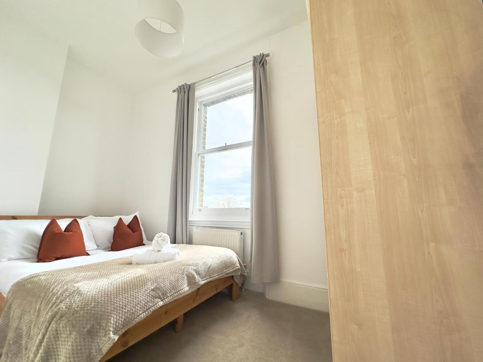 3 Bed, 2 Bath With Terrace & Local Entertainment Lägenhet London
