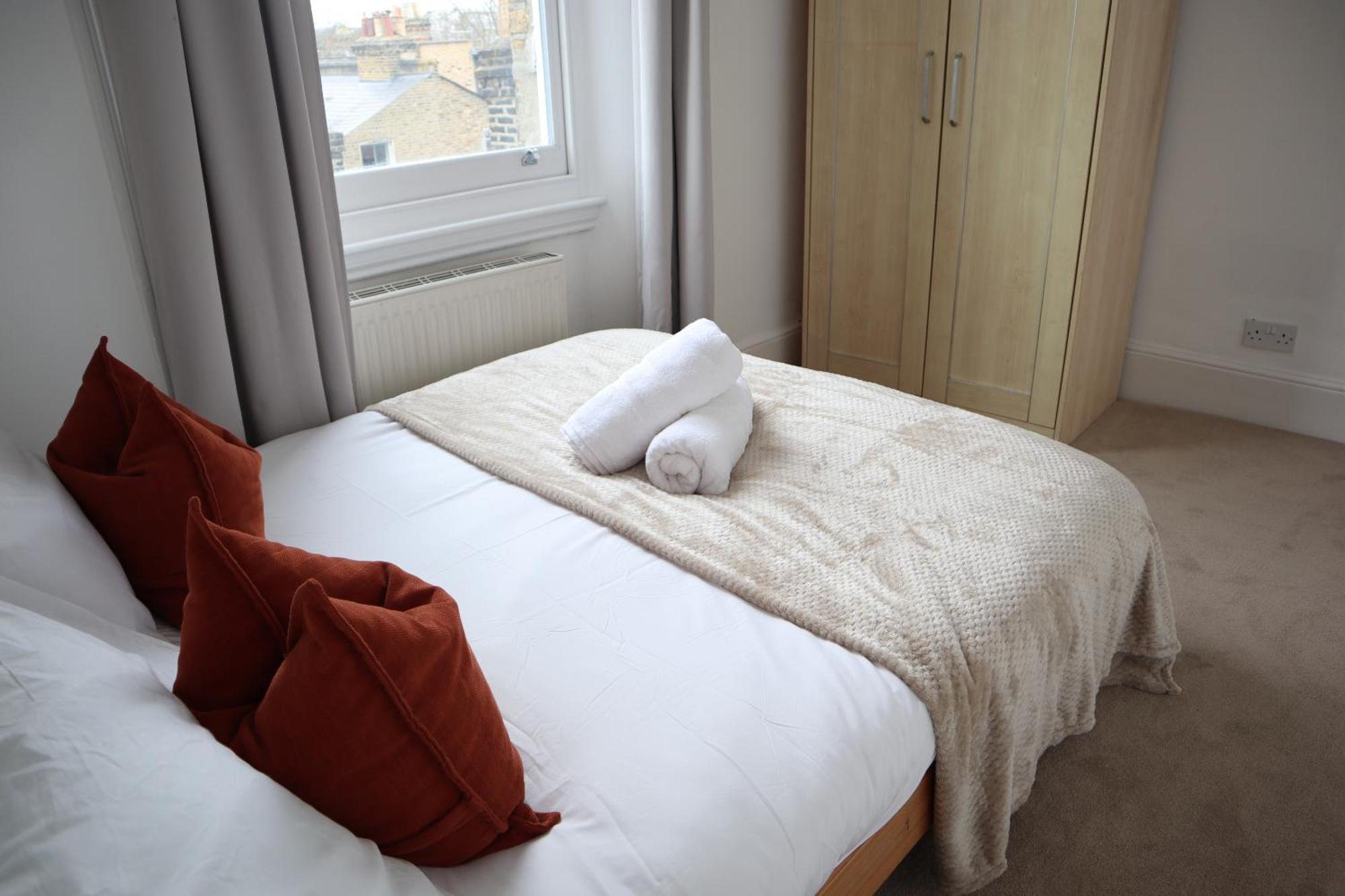3 Bed, 2 Bath With Terrace & Local Entertainment Lägenhet *