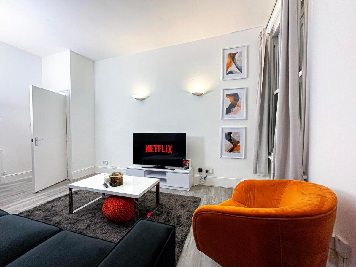 3 Bed, 2 Bath With Terrace & Local Entertainment Lägenhet