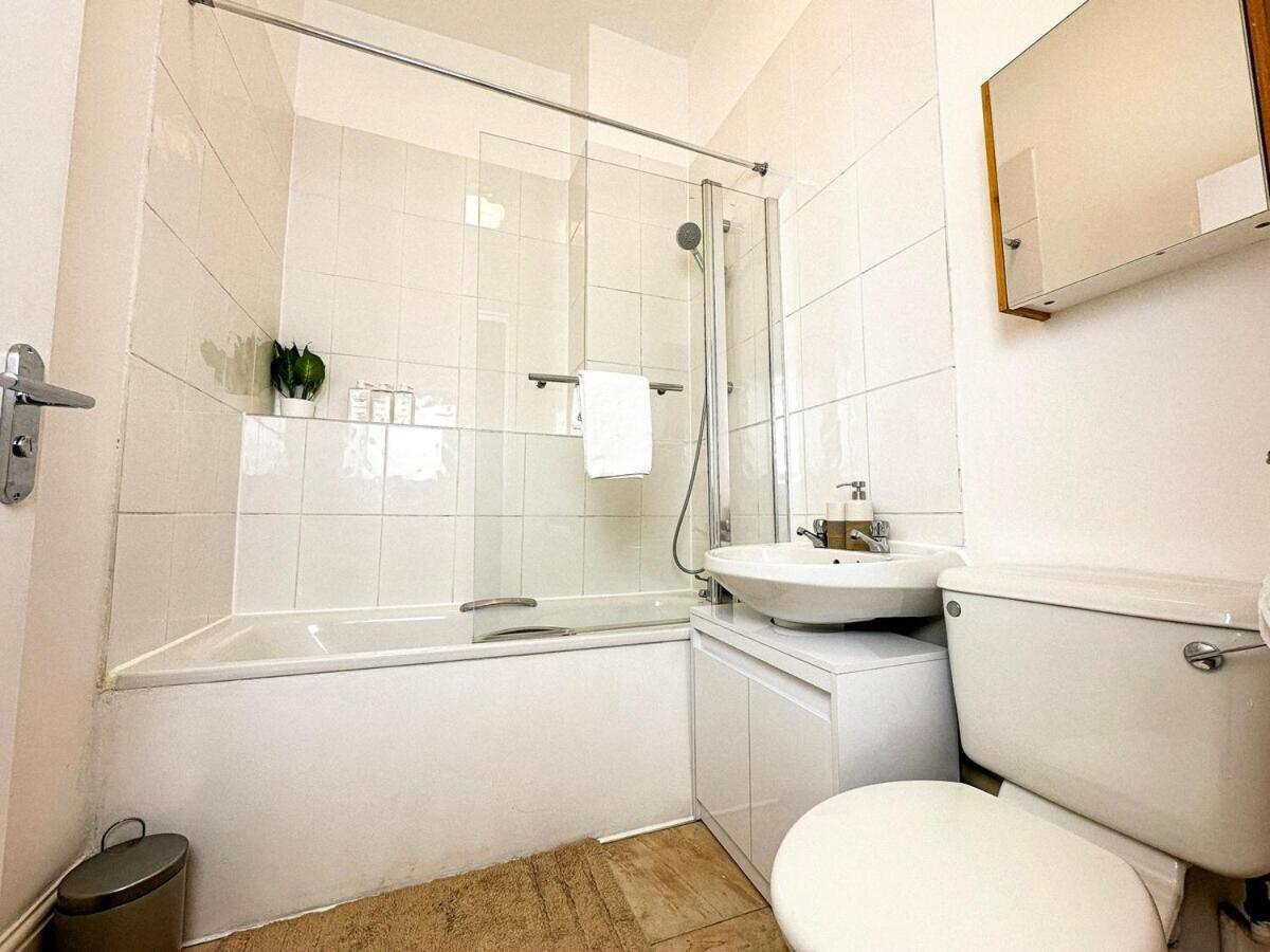 3 Bed, 2 Bath With Terrace & Local Entertainment Lägenhet