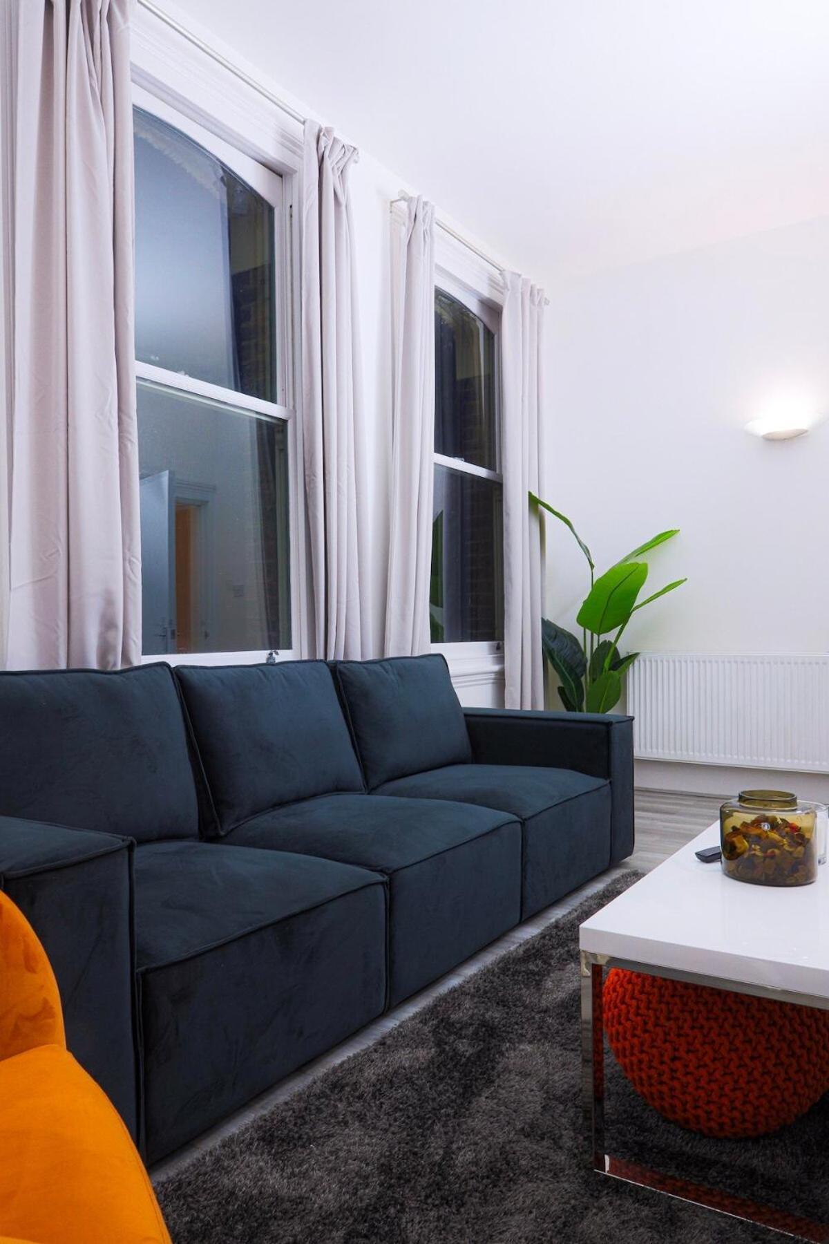 3 Bed, 2 Bath With Terrace & Local Entertainment Lägenhet *